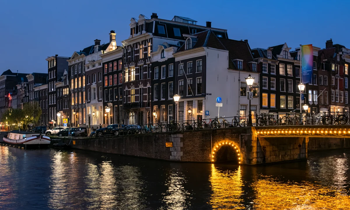 Reflejos dorados durante la hora azul en Ámsterdam