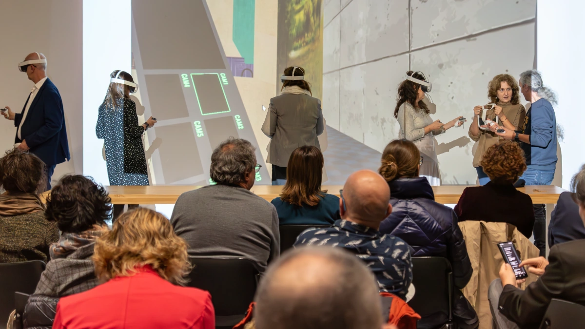 M.ª Ángeles prueba Simulacro VR: exploramos la docencia en platós virtuales inmersivos.