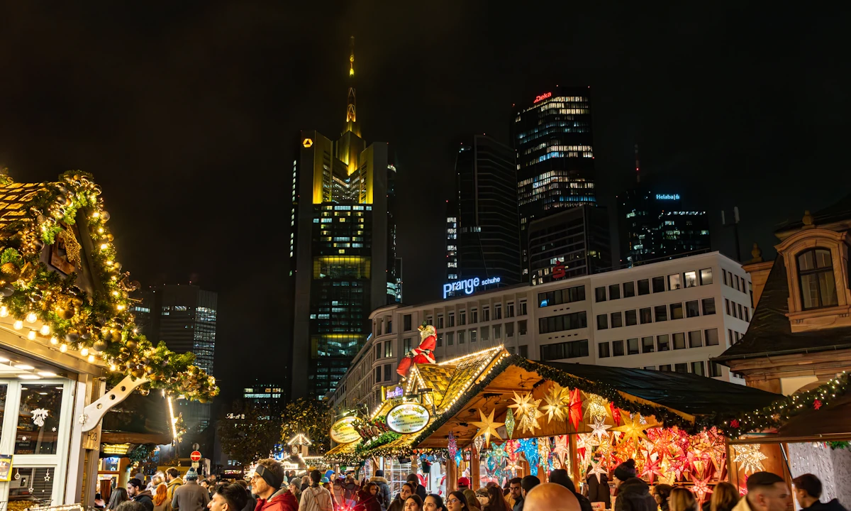 Luces navideñas a los pies de los gigantes de acero