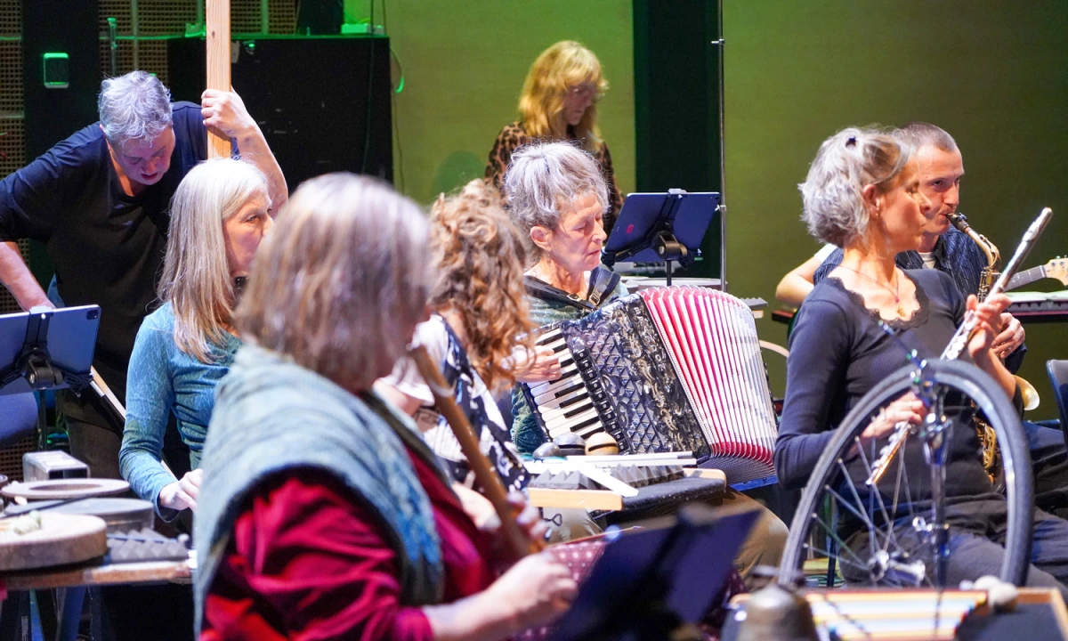 Concentración absoluta para dar forma al caos: el momento en que un simple roce se transforma en una experiencia sonora colectiva.