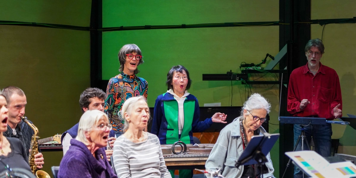 El espíritu de la KCO: un ensayo donde instrumentos convencionales y objetos sonoros inesperados conviven en total libertad.