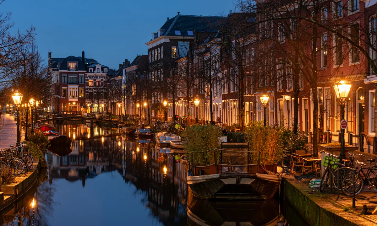 Leiden al alba: equilibrio de luz y ladrillo sobre el agua quieta