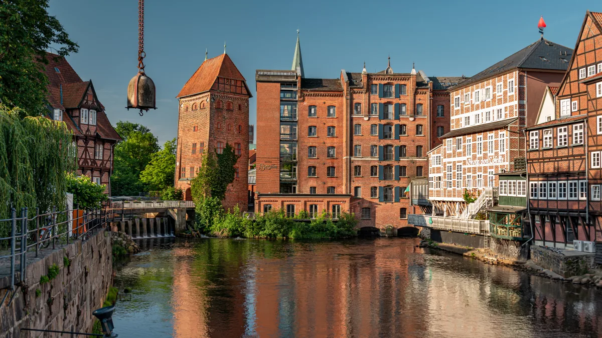 Puerto fluvial de Lüneburg: la antigua grúa sobre el río Ilmenau