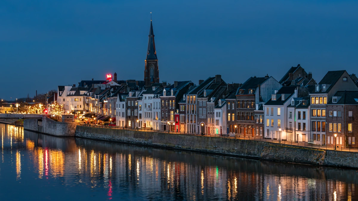 El perfil de Maastricht reflejado en el río Mosa
