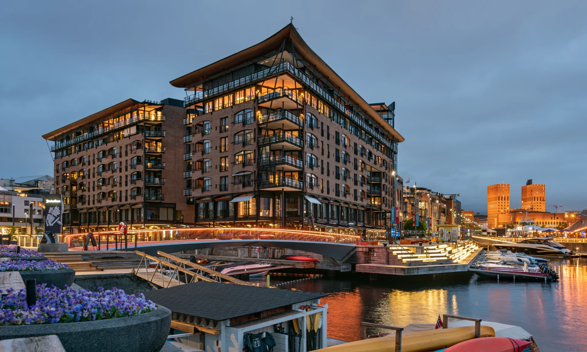 La medianoche se viste de azul en Aker Brygge, donde el sosiego de las noches blancas se refleja en el agua.