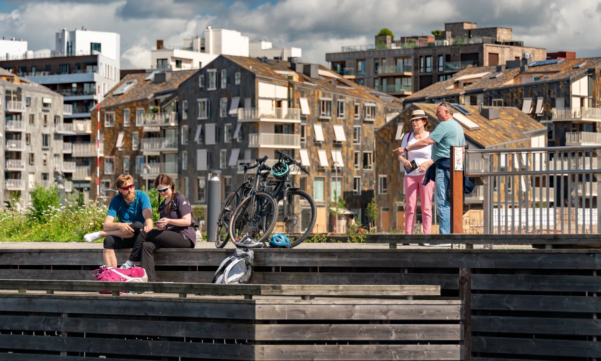Bjørvika bajo el sol del verano, donde la cotidianidad transcurre a un ritmo pausado.