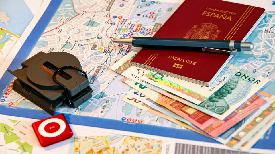 Pasaporte, mapa, brújula y dinero