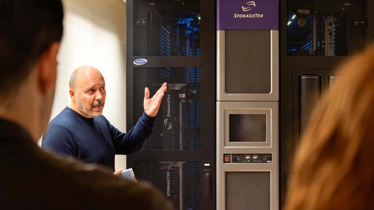 Miguel Atienza explica el aumento de capacidad de las bibliotecas digitales y los cartuchos LTO.