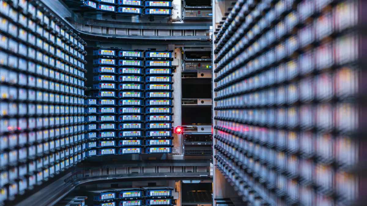 El interior de la biblioteca digital StorageTek: un horizonte infinito de memoria