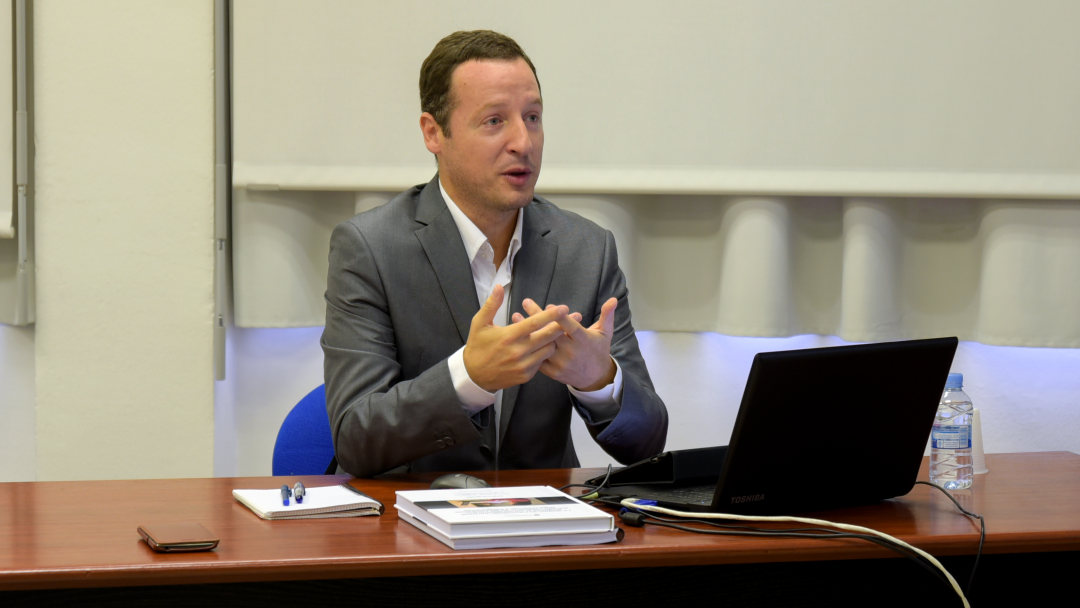 Jorge Franganillo durante la defensa de tesis doctoral