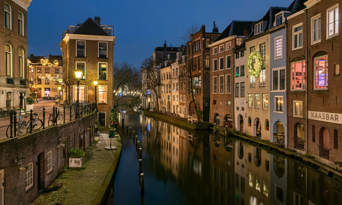 El despertar silencioso de Utrecht y sus reflejos en el canal