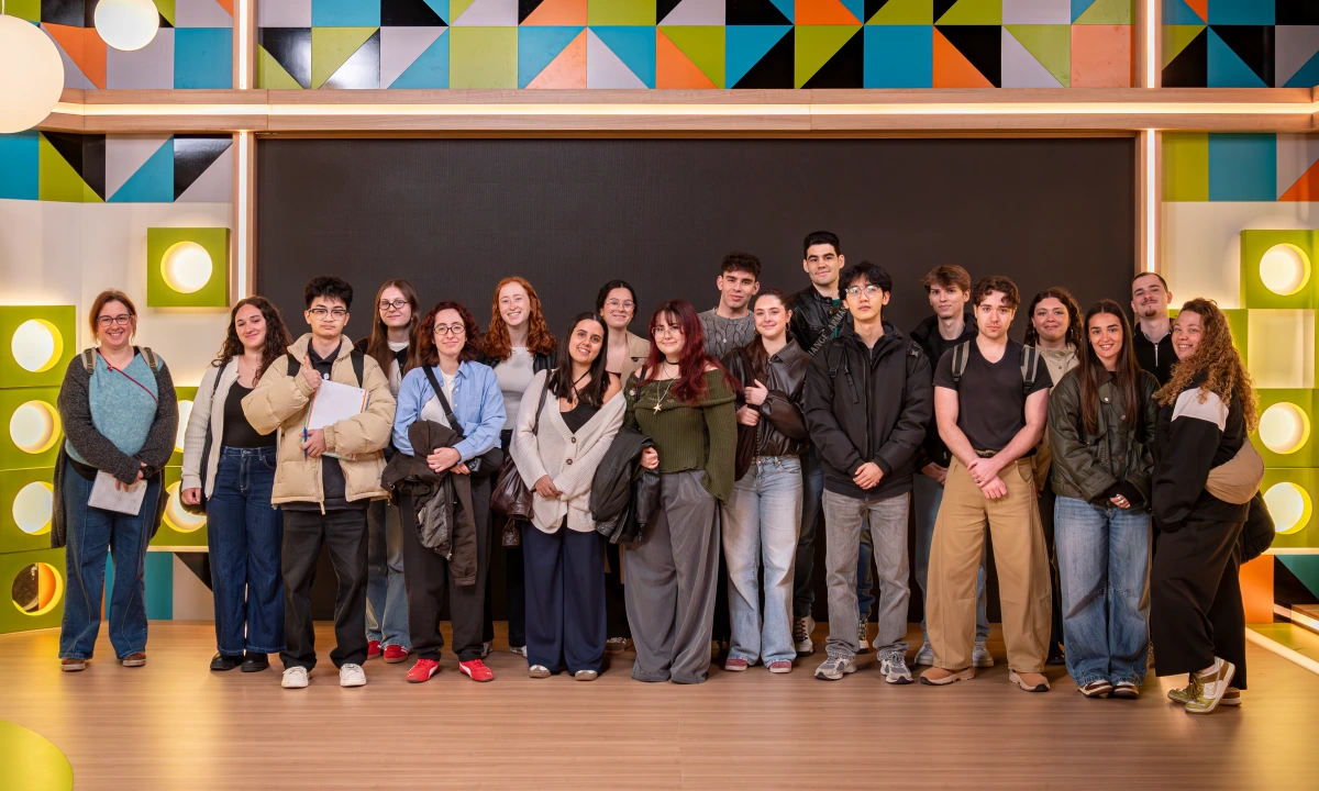 Foto de grupo en el vibrante escenario del plató 1
