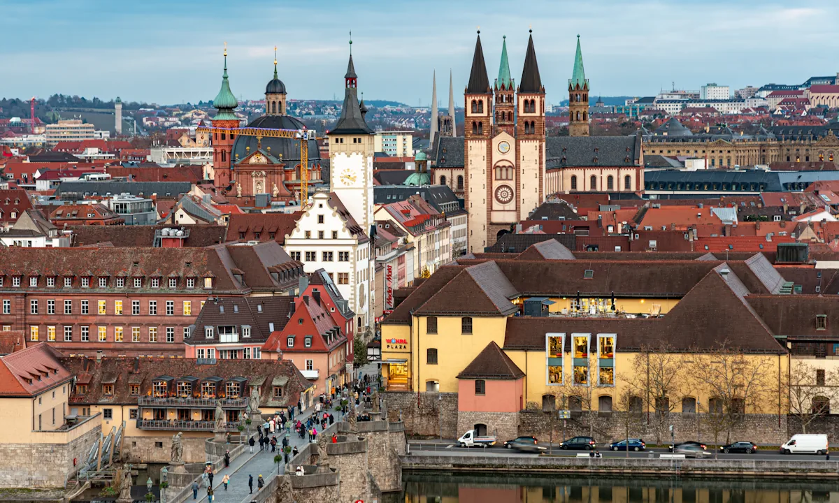Vista panorámica de Wurzburgo y el Alte Mainbrücke al atardecer